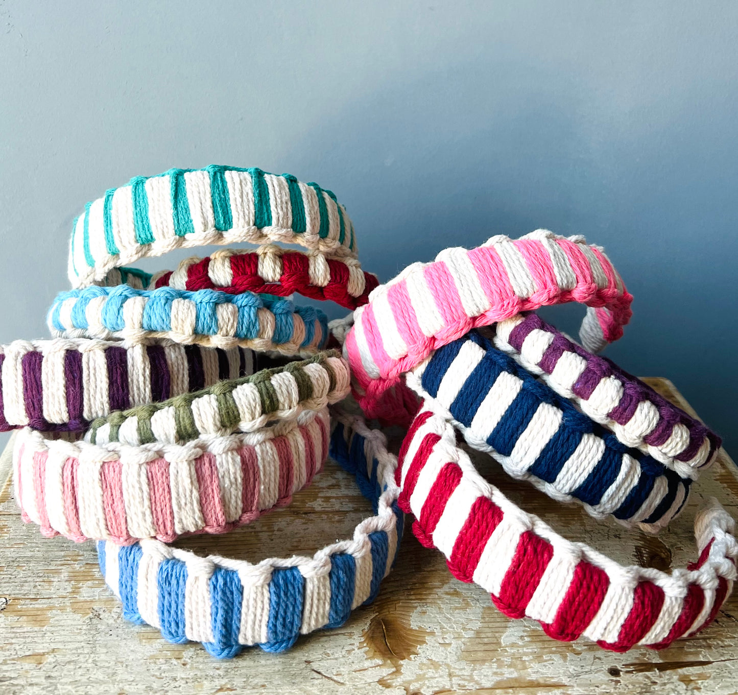 cerchietto in macrame' a righe rosa babol e beige grezzo interamente realizzato a mano