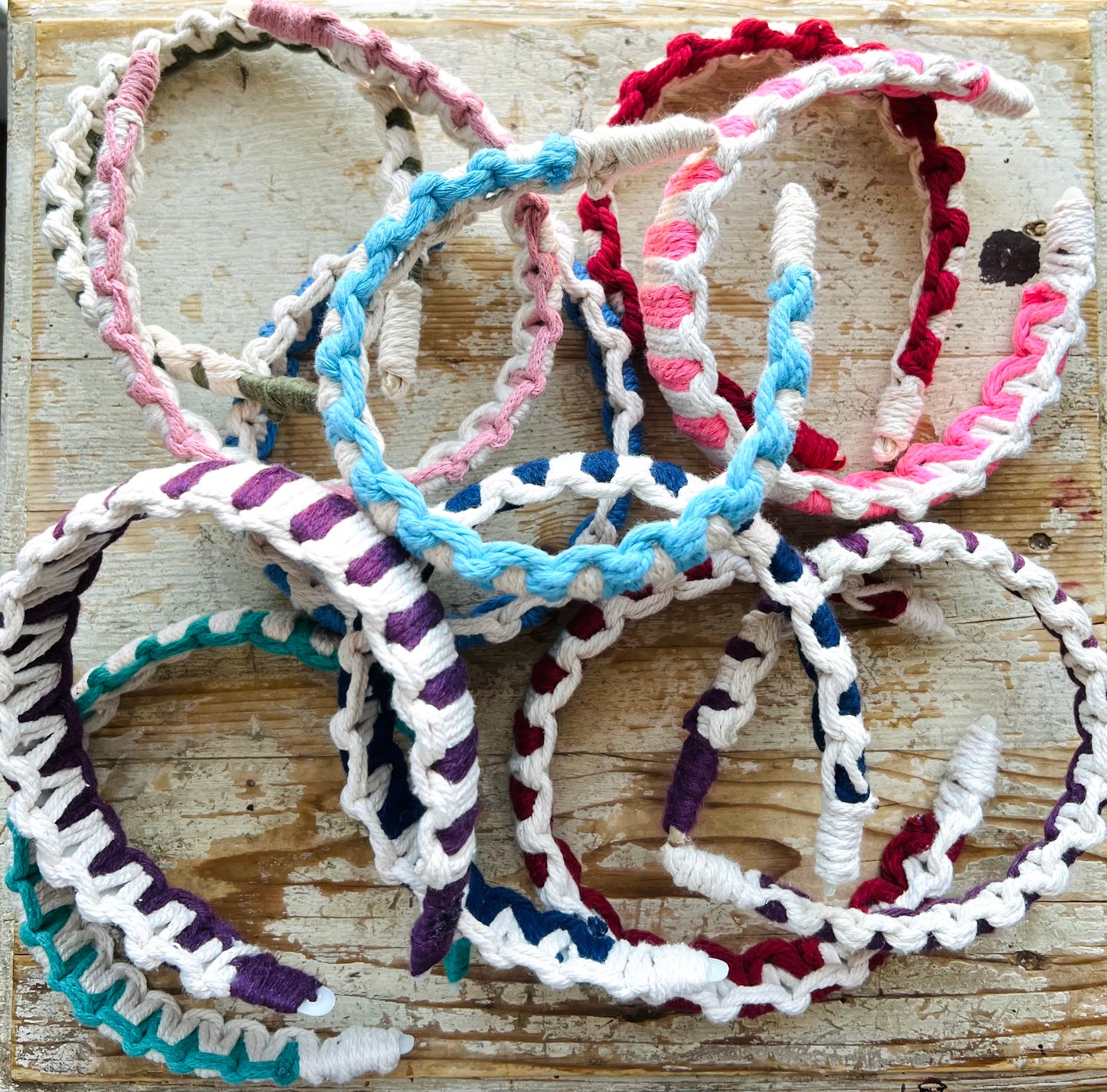 cerchietto in macrame' a righe blu navy e beige grezzo interamente realizzato a mano