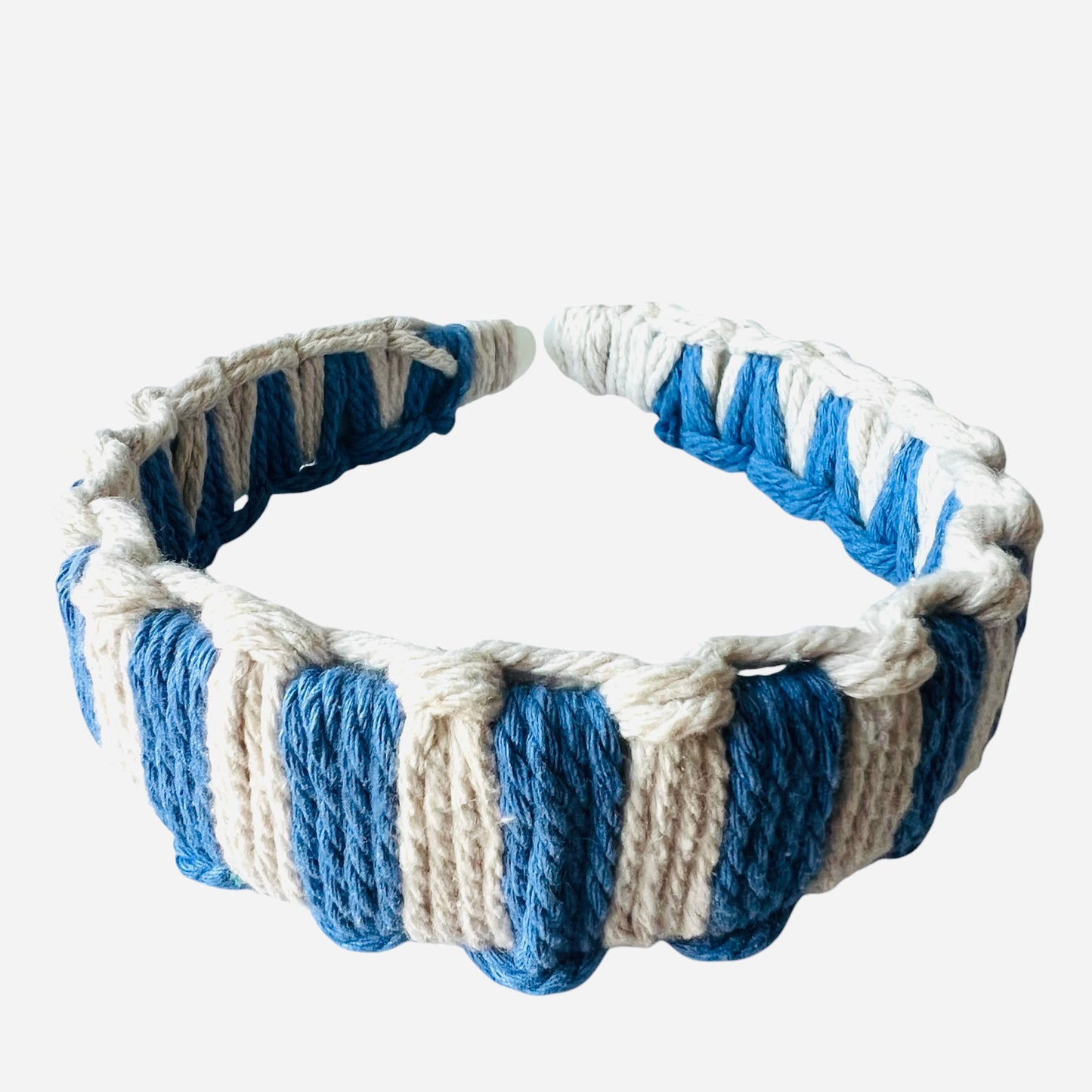 cerchietto in macrame' a righe azzurro e beige grezzo interamente realizzato a mano