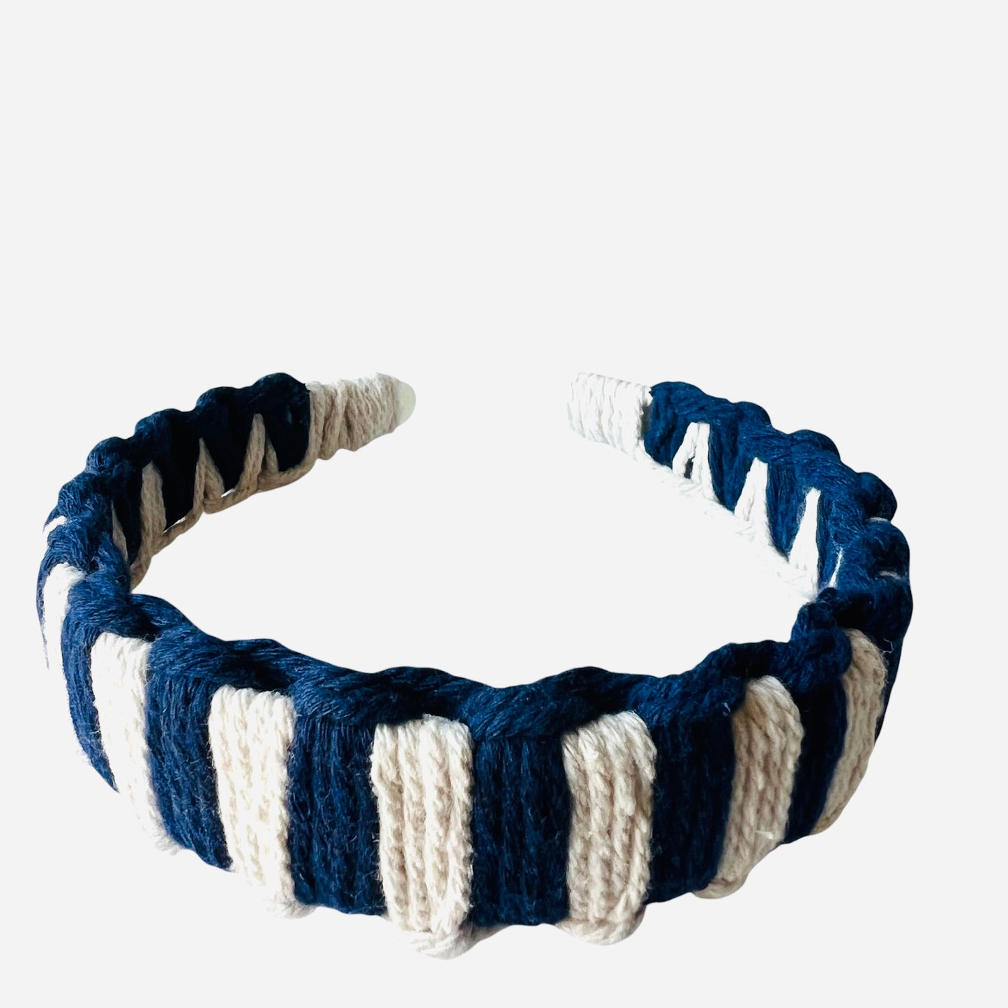 cerchietto in macrame' a righe blu navy e beige grezzo interamente realizzato a mano