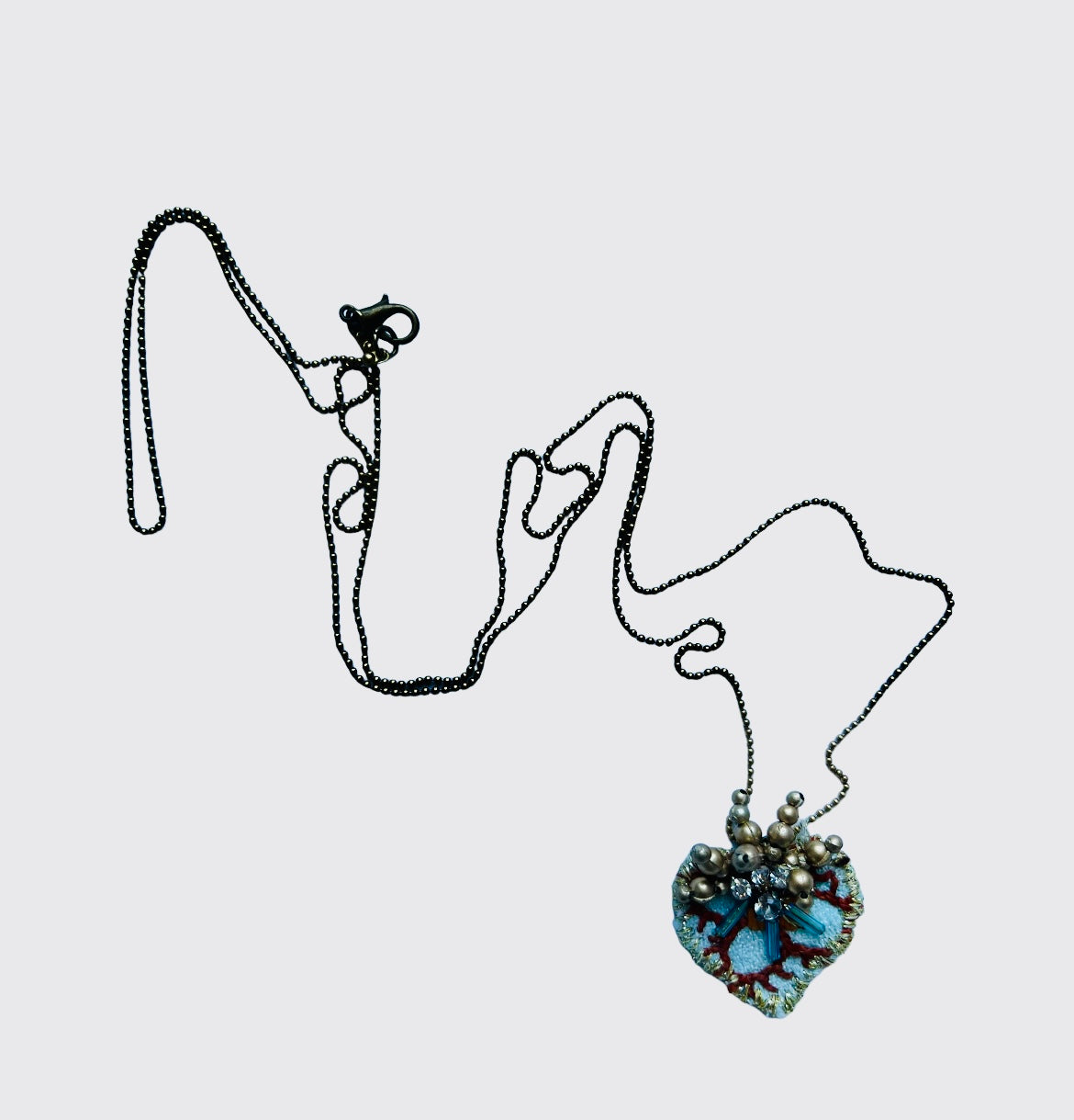 collana lunga PUELLA "cuore petit "con ciondolo ricamato a mano bruciato e oro opaco