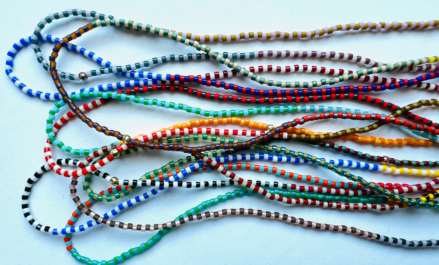 collana LESS. girocollo elastica in preziose perline di vetro giapponese mixate ad arte giallo, rosso, nero e marrone