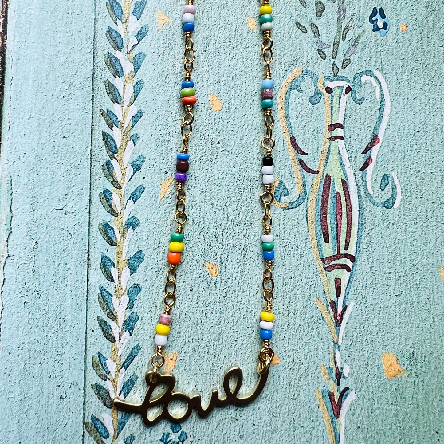 collana girocollo VIOLA PISENTI con inserti in perline multicolore e scritta centrale " love"