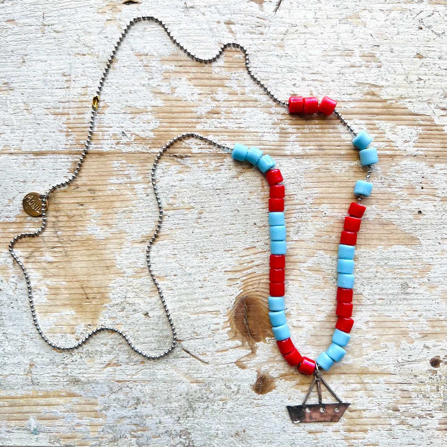 collana MAIDA MONILI con ciondolo barchetta in argento lucido, perline bicolori rosse e turchese