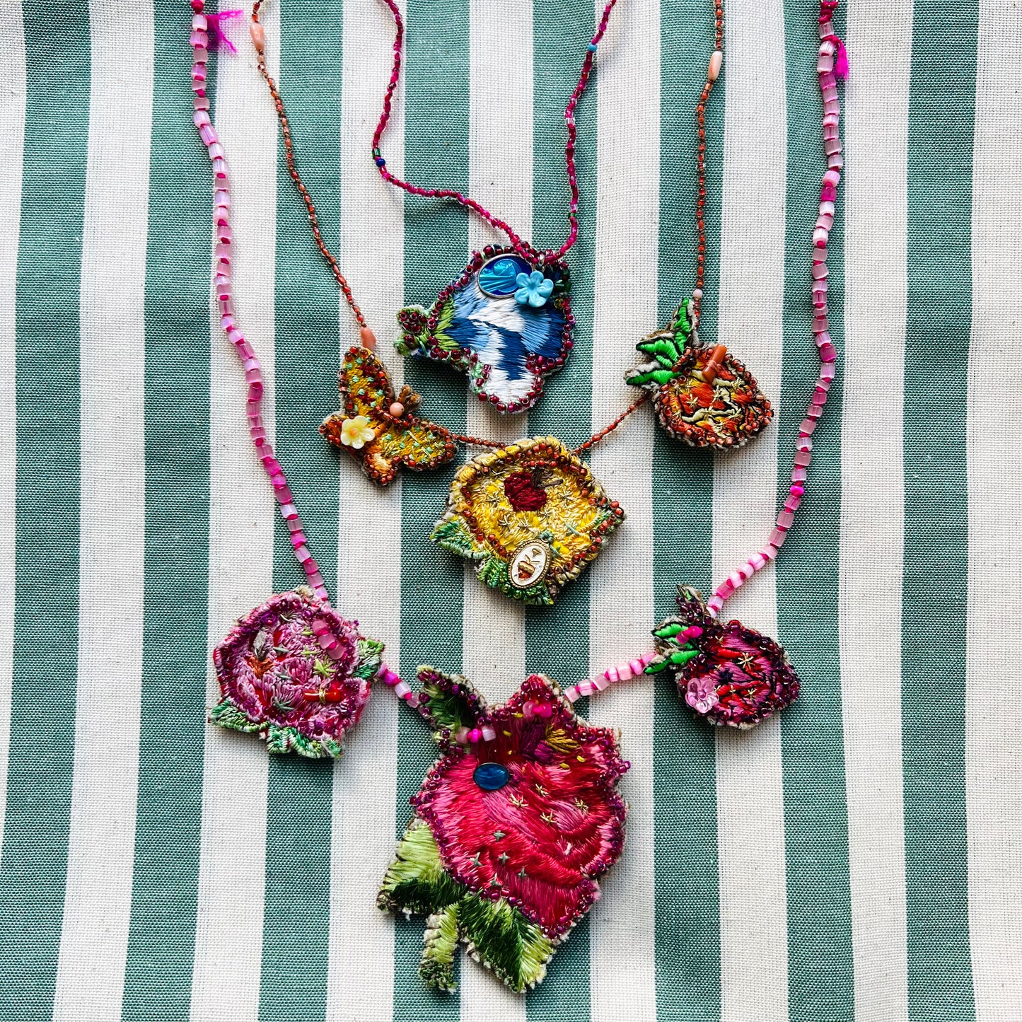 collana FATA & BIBI in perline antiche anni 40, con tre ciondoli fiore ricamati vintage e medaglietta d'epoca