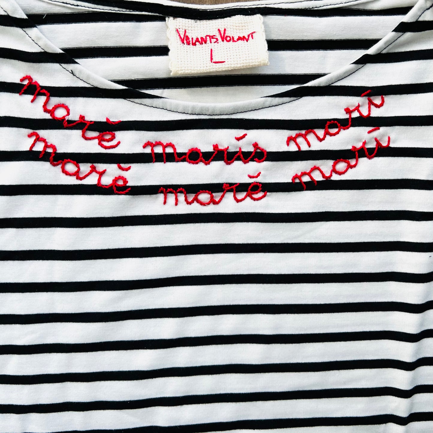 t-shirt VOLANTS VOLANT in jersey a righine "mare maris..." ricamata a mano in rosso