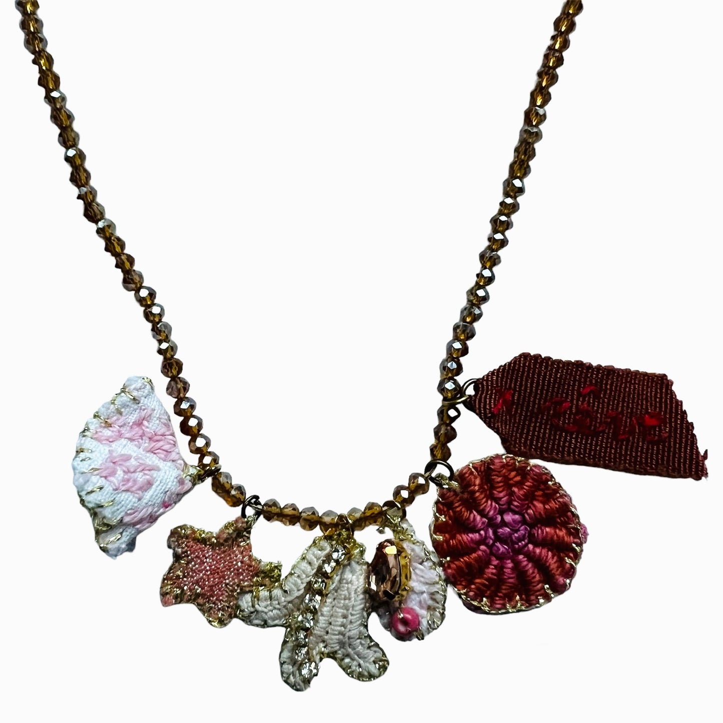 collana lunga PUELLA Fleurette "reve"con cristalli in vetro iridescenti e ciondoli ricamati a mano