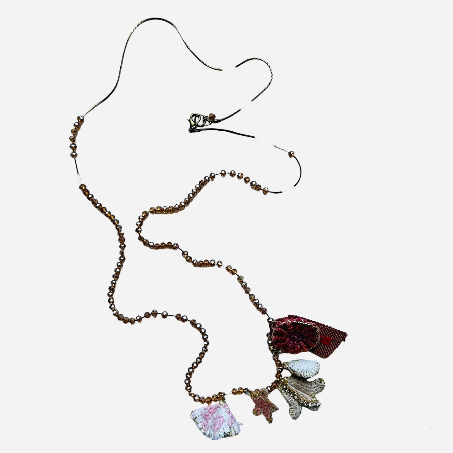 collana lunga PUELLA Fleurette "reve"con cristalli in vetro iridescenti e ciondoli ricamati a mano
