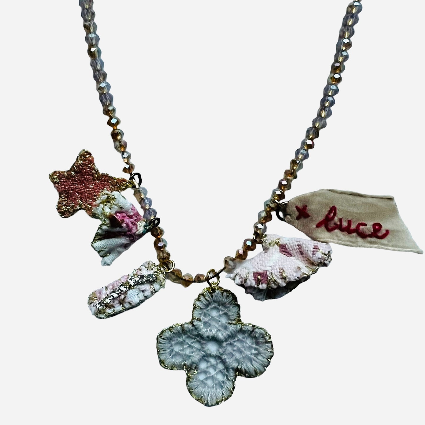 collana lunga PUELLA Fleurette "luce"con cristalli in vetro iridescenti e ciondoli ricamati a mano