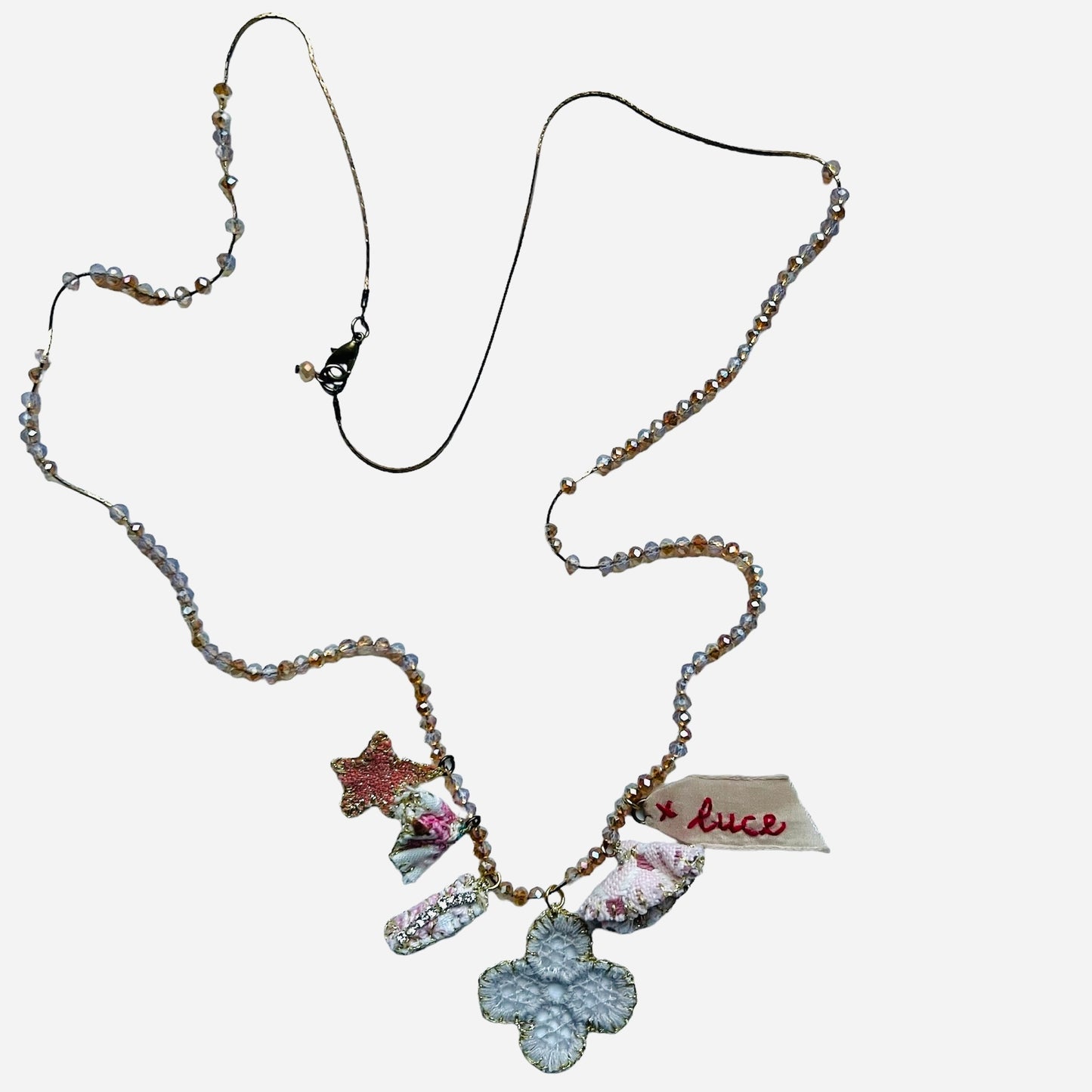 collana lunga PUELLA Fleurette "luce"con cristalli in vetro iridescenti e ciondoli ricamati a mano