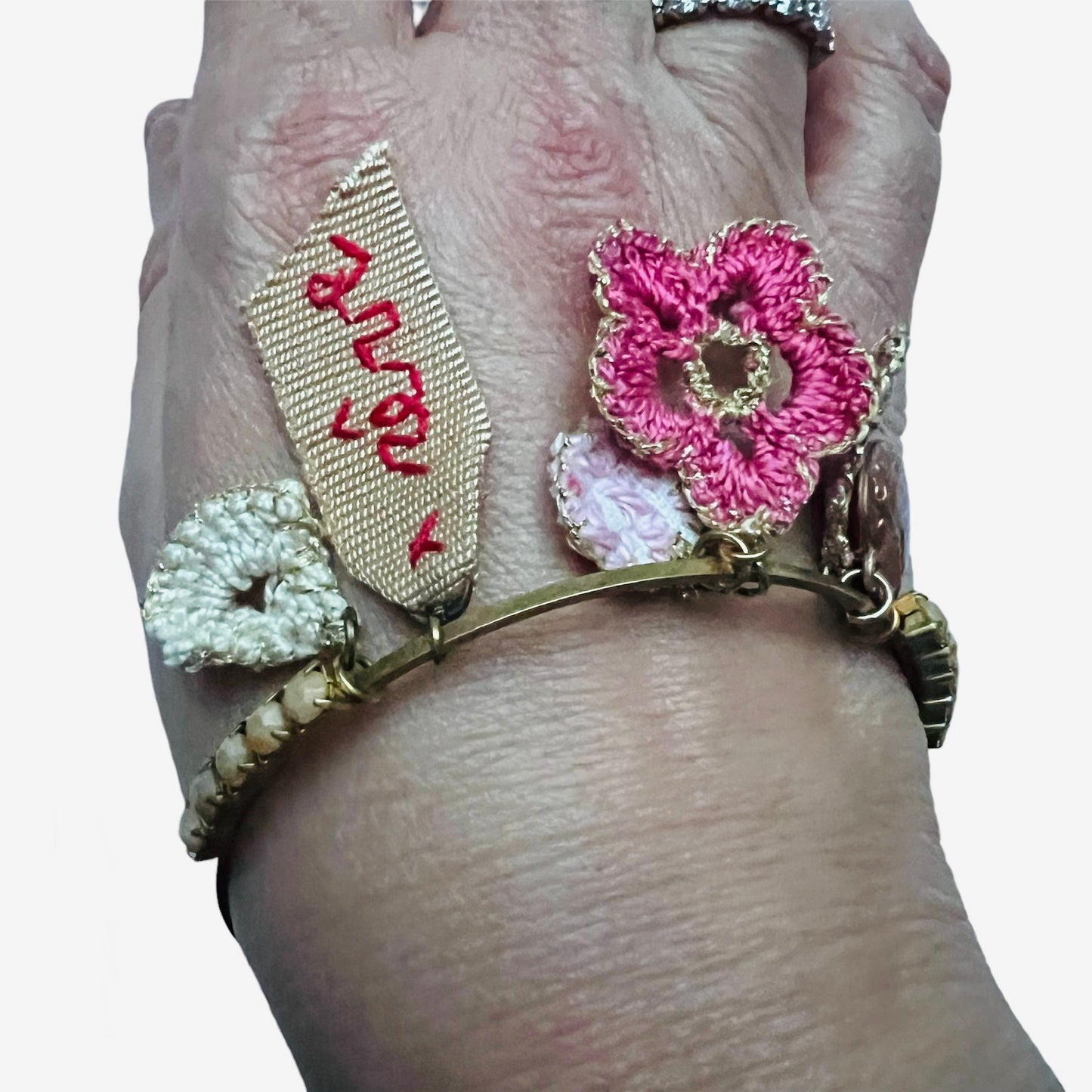 bracciale rigido PUELLA "reve" con ciondoli ricamati a mano e cristalli toni rosa e panna