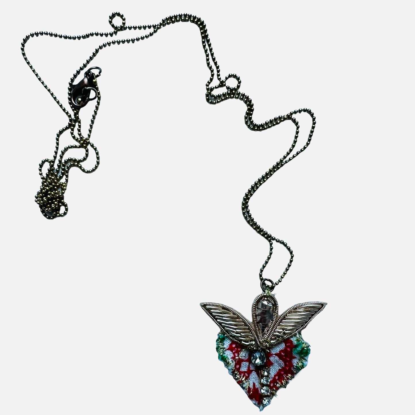 collana lunga PUELLA "cuore petit "con ciondolo ricamato a mano rosso ciliegia, verde e oro opaco