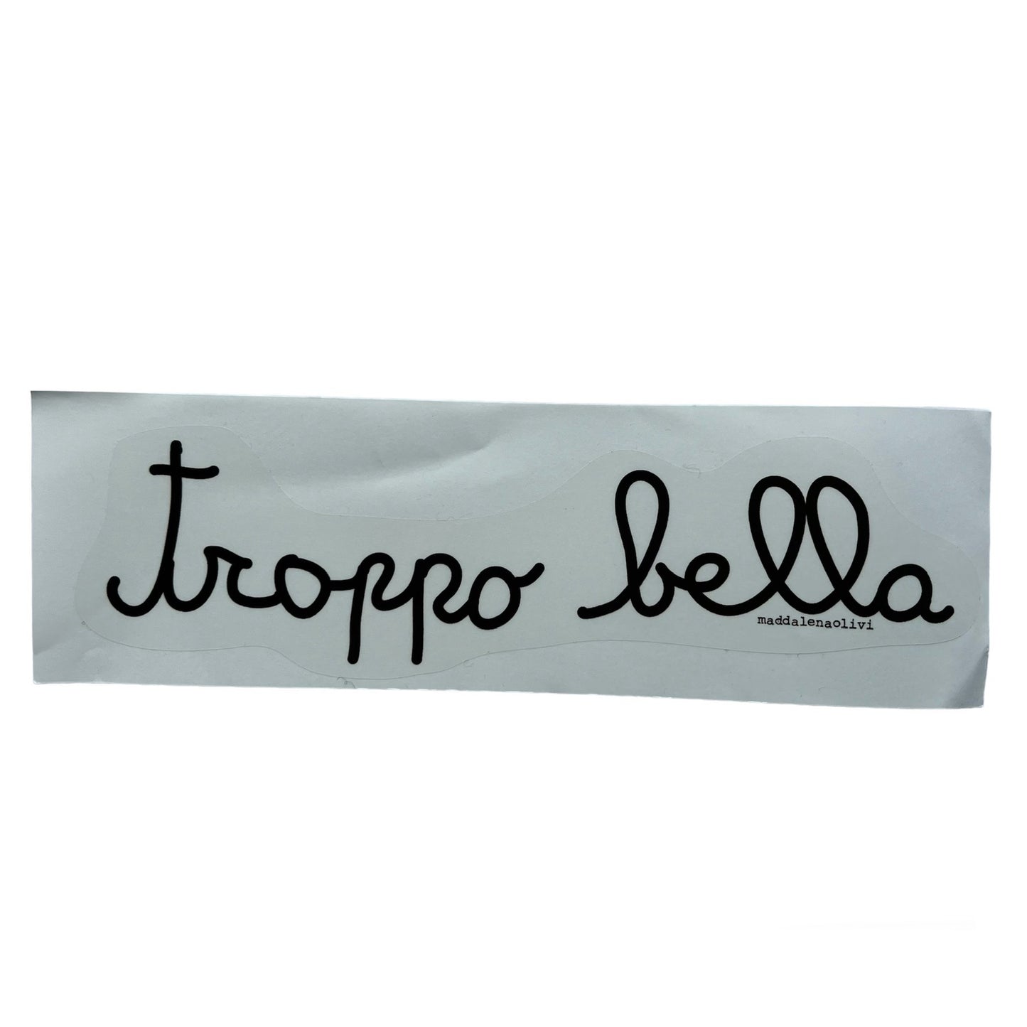 adesivo MADDALENA OLIVI sagomato da specchio con scritta nera su fondo trasparente "troppo bella"