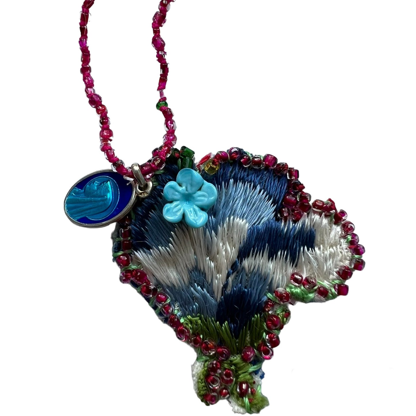 collana FATA & BIBI in perline antiche, con ciondolo fiore azzurro ricamato vintage e medaglietta d'epoca