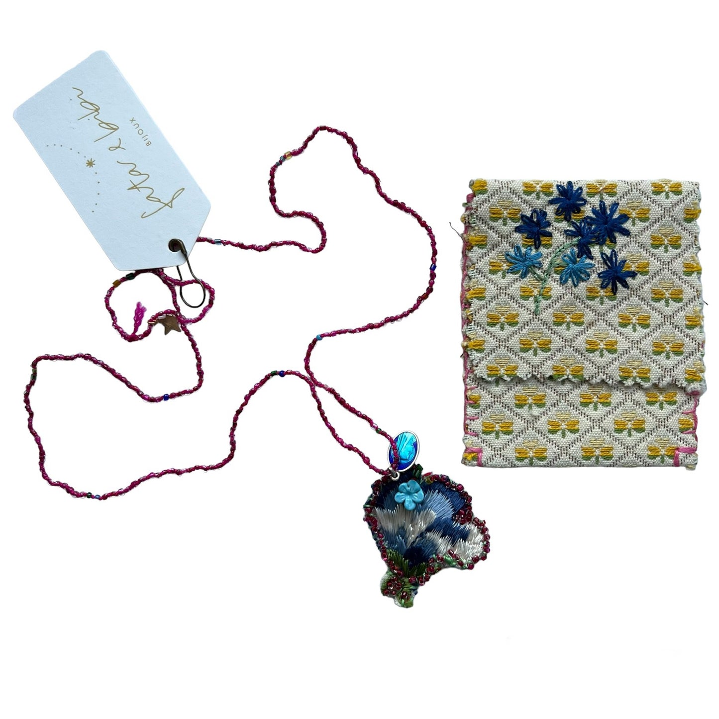 collana FATA & BIBI in perline antiche, con ciondolo fiore azzurro ricamato vintage e medaglietta d'epoca