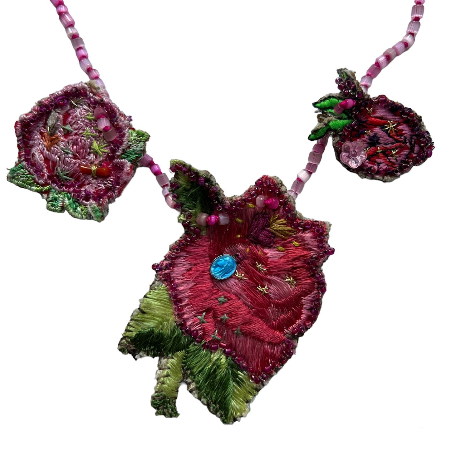 collana FATA & BIBI in perline antiche anni 40, con tre ciondoli fiore ricamati vintage e medaglietta d'epoca