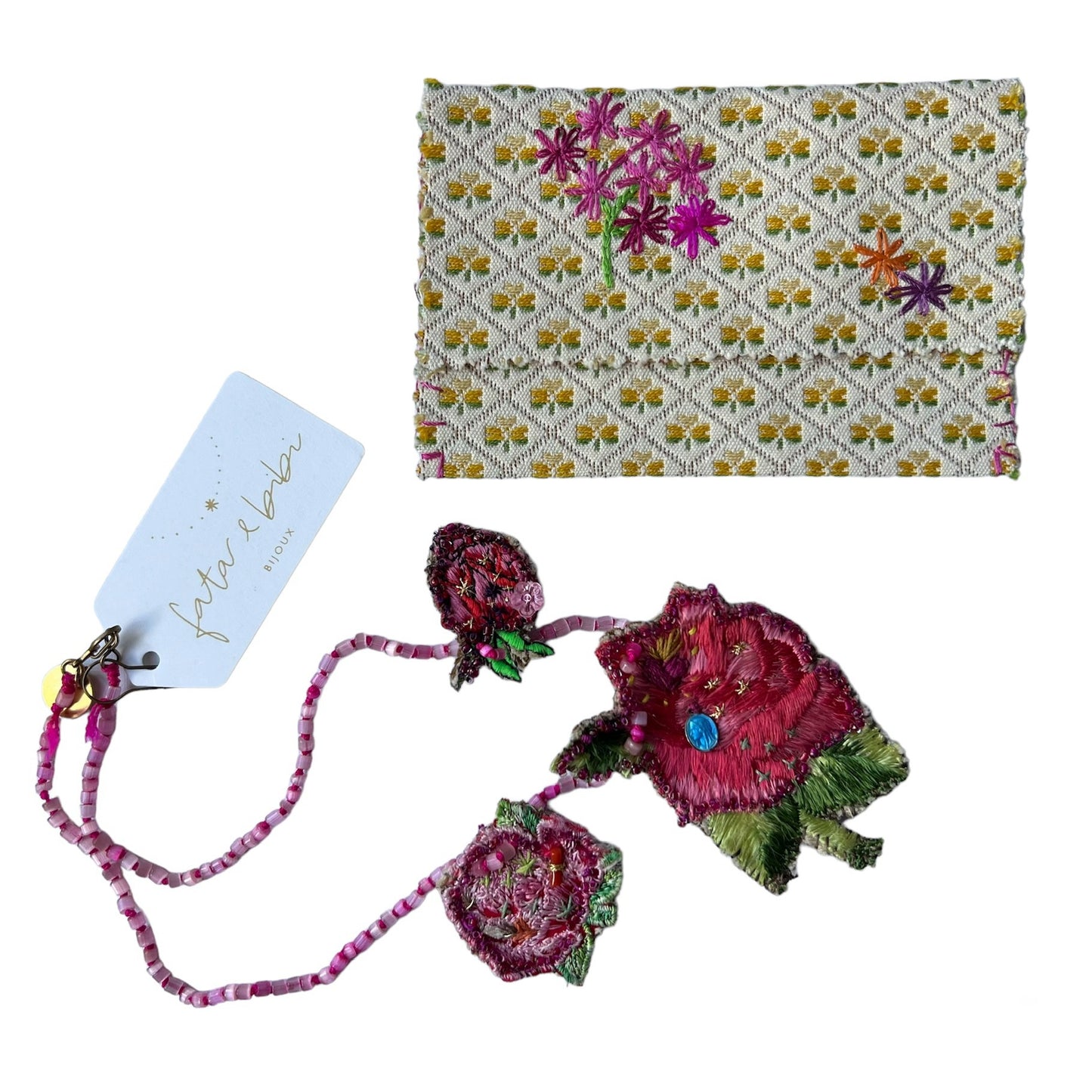 collana FATA & BIBI in perline antiche anni 40, con tre ciondoli fiore ricamati vintage e medaglietta d'epoca