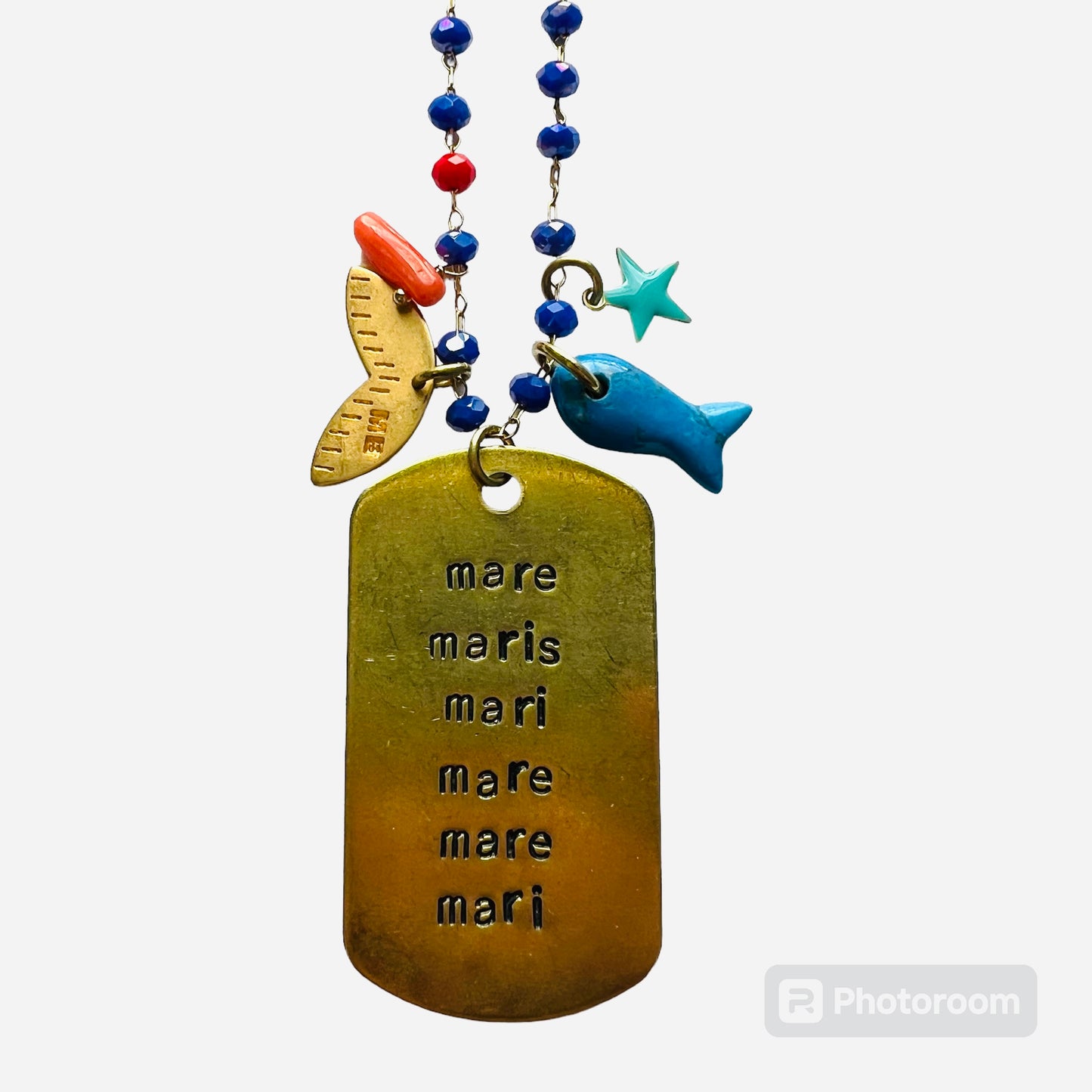 collana lunga MR BIGGY BIJOUX rosario con cristalli blu, ciondoli marinari e medaglietta incisa a mano con la declinazione latina "mare maris..."