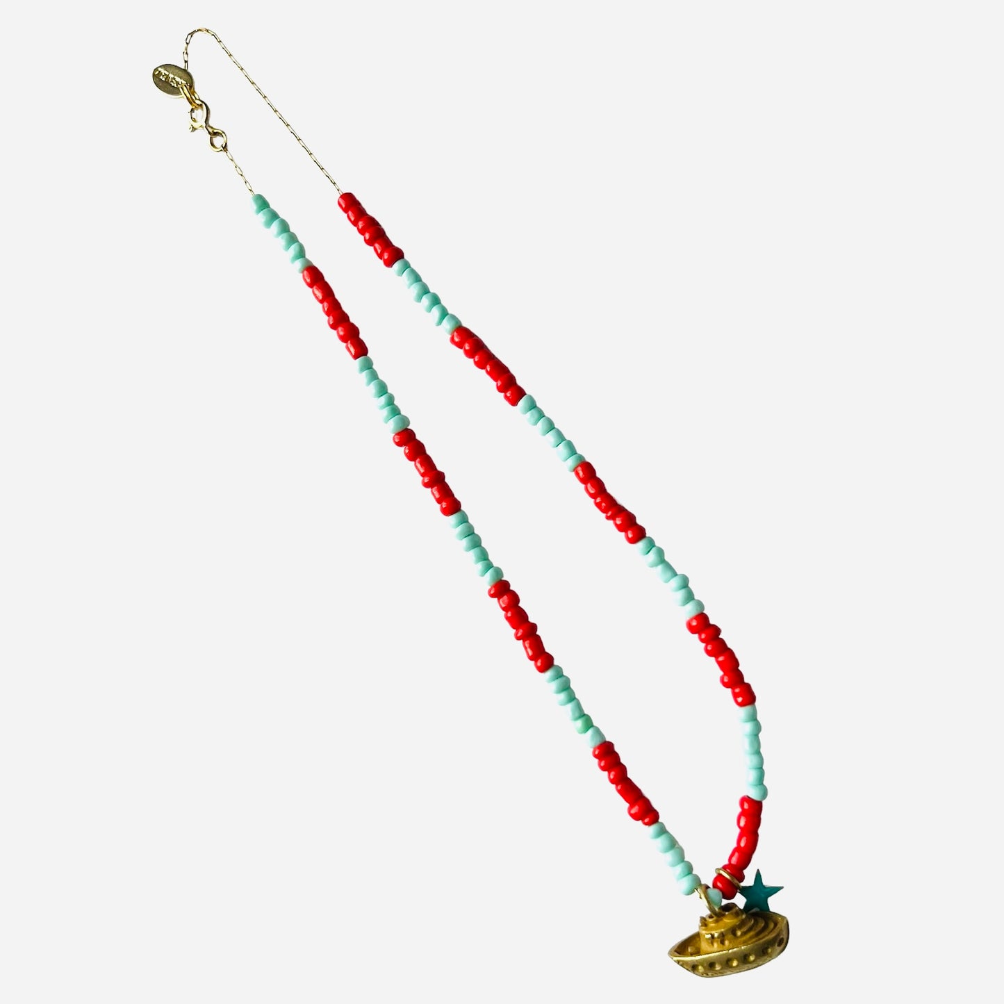 collana MR BIGGY BIJOUX con perline bicolori rosso e verde acqua effetto righe con ciondolo barchetta inciso "bon voyage"