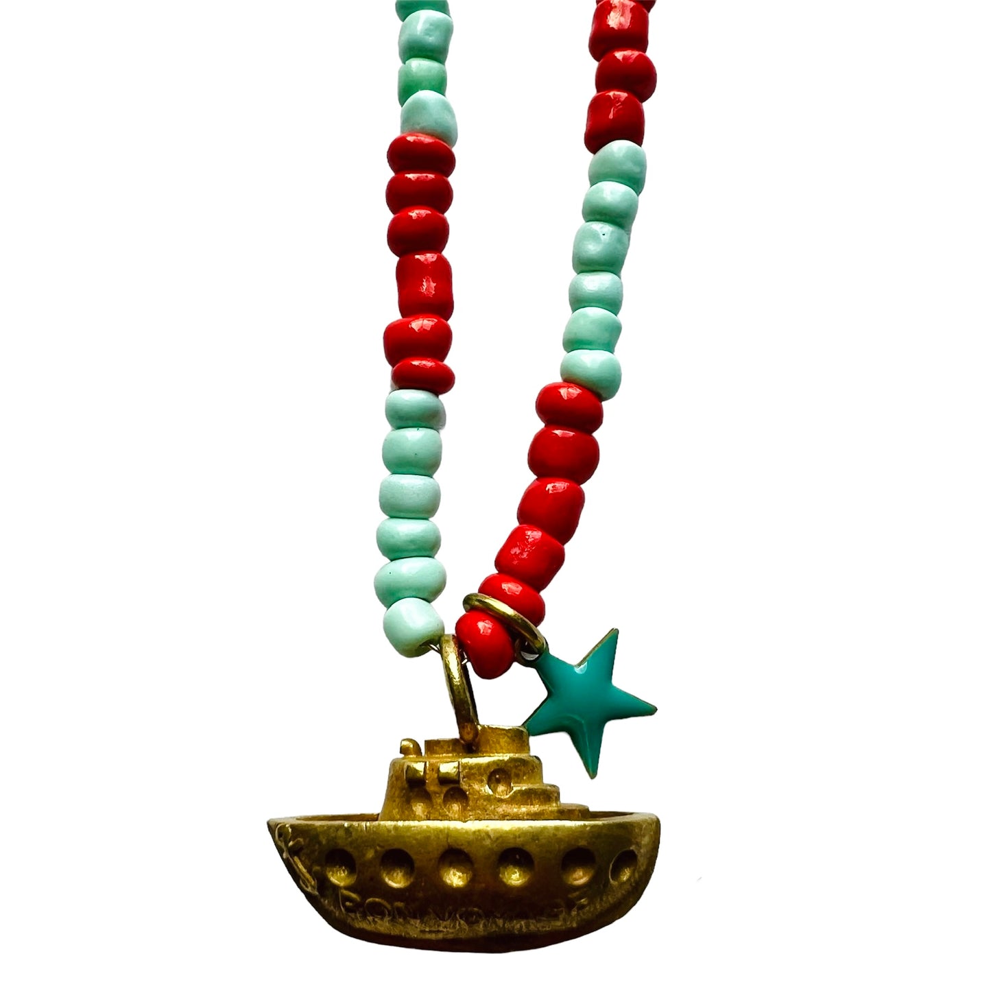 collana MR BIGGY BIJOUX con perline bicolori rosso e verde acqua effetto righe con ciondolo barchetta inciso "bon voyage"