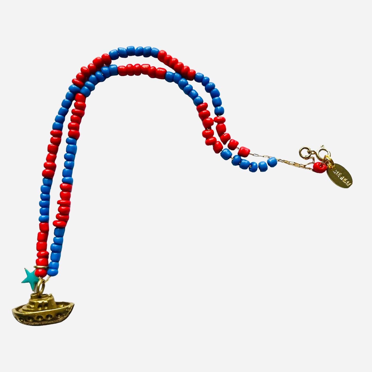 collana MR BIGGY BIJOUX con perline bicolori rosso e bluette effetto righe con ciondolo barchetta inciso "bon voyage"