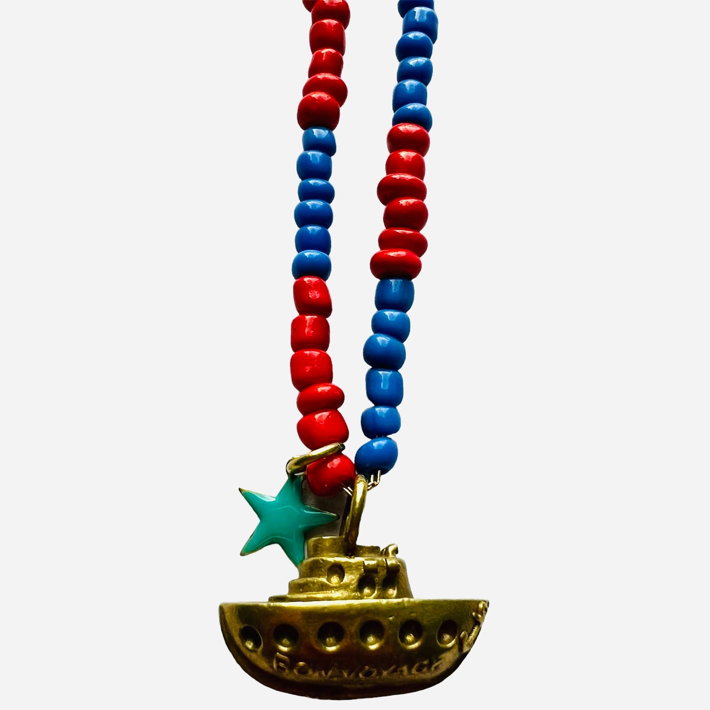 collana MR BIGGY BIJOUX con perline bicolori rosso e bluette effetto righe con ciondolo barchetta inciso "bon voyage"