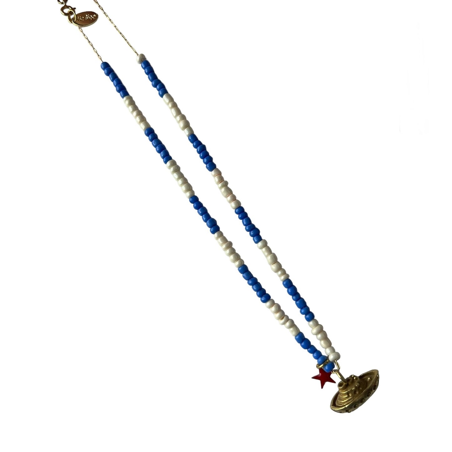 collana MR BIGGY BIJOUX con perline bicolori bianco panna e bluette effetto righe con ciondolo barchetta inciso "bon voyage