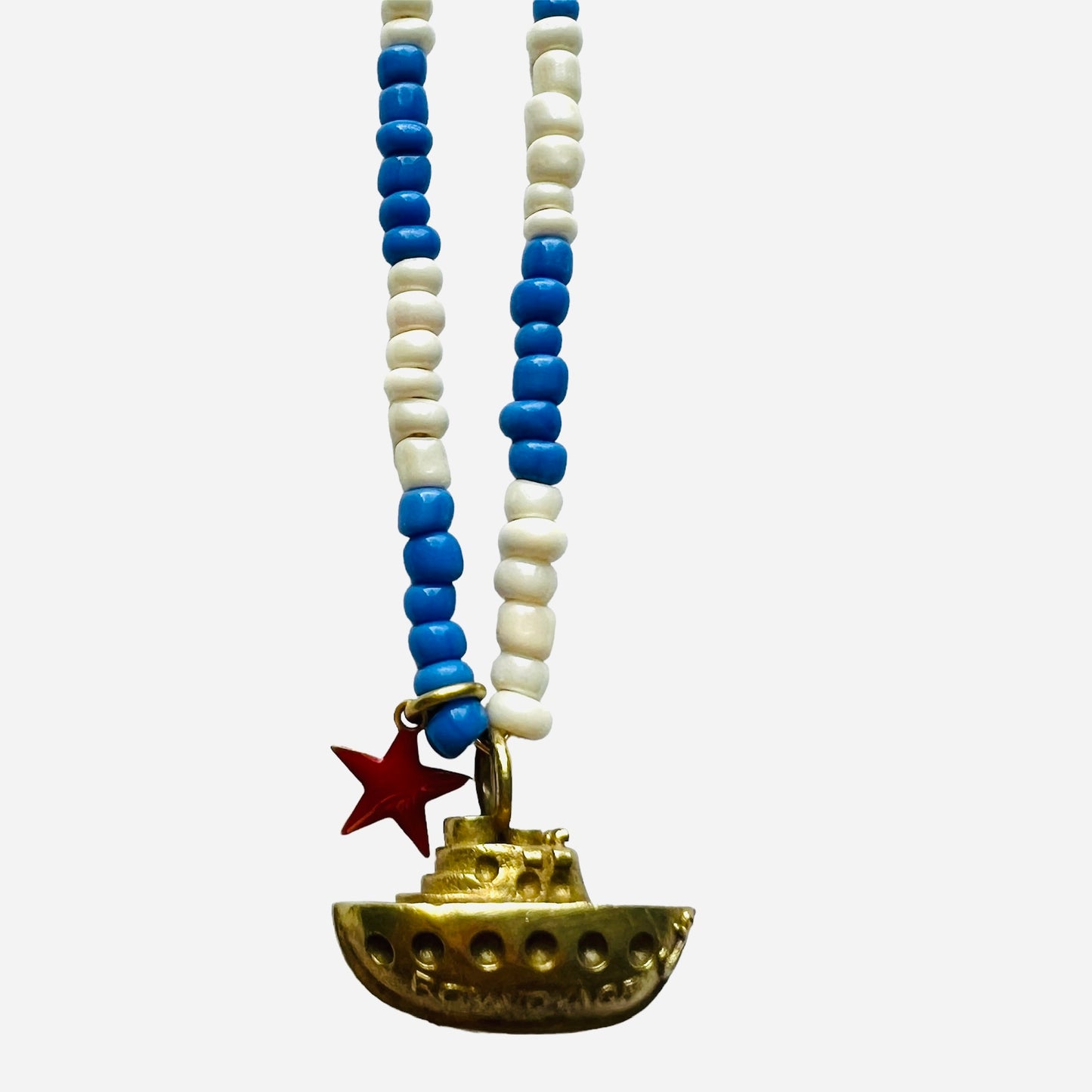 collana MR BIGGY BIJOUX con perline bicolori bianco panna e bluette effetto righe con ciondolo barchetta inciso "bon voyage