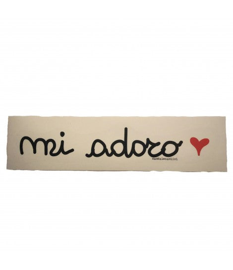 adesivo sagomato MADDALENA OLIVI da specchio con scritta nera su fondo trasparente "mi adoro"