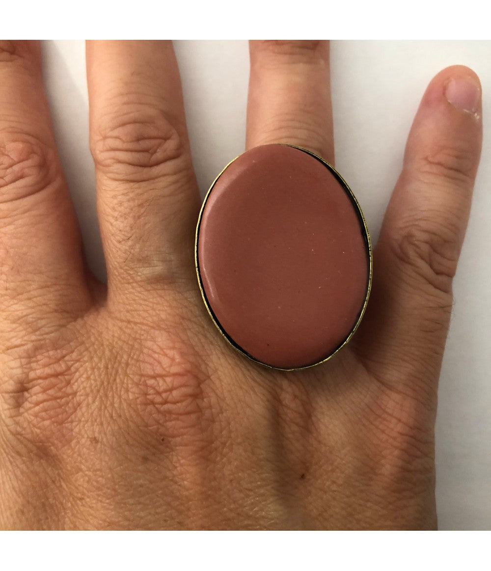 anello TOLEMAIDE con inserto ovale in ceramica lampone e ottone brunito