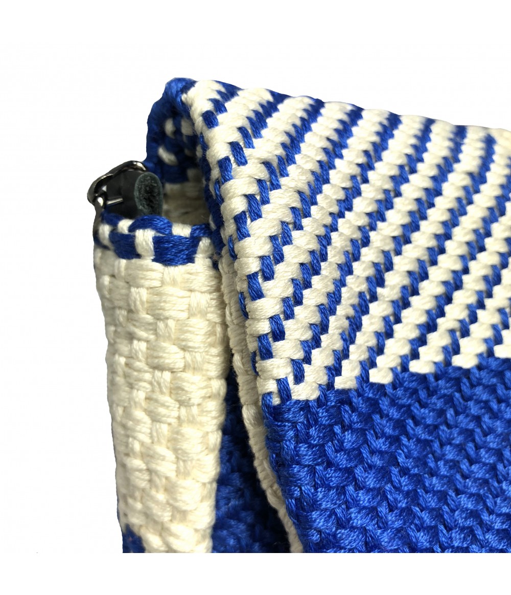 borsa MARIA LA ROSA tessuta a mano a telaio con tracolla a catena e fantasia maxi quadri colore bluette+panna