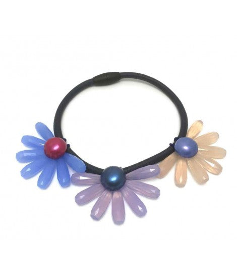 collana a girocollo CLOTILDE SILVA con tre fiori viola, blu e panna