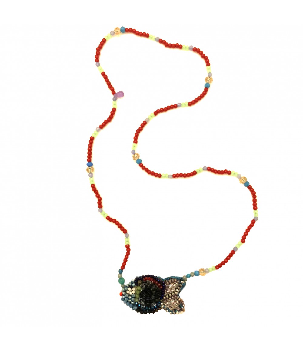 collana lunga CHIARA FINI "il pesce" con catena di cristalli rossi, verde salvia, turchese e ciondolo pesce ricamato a mano