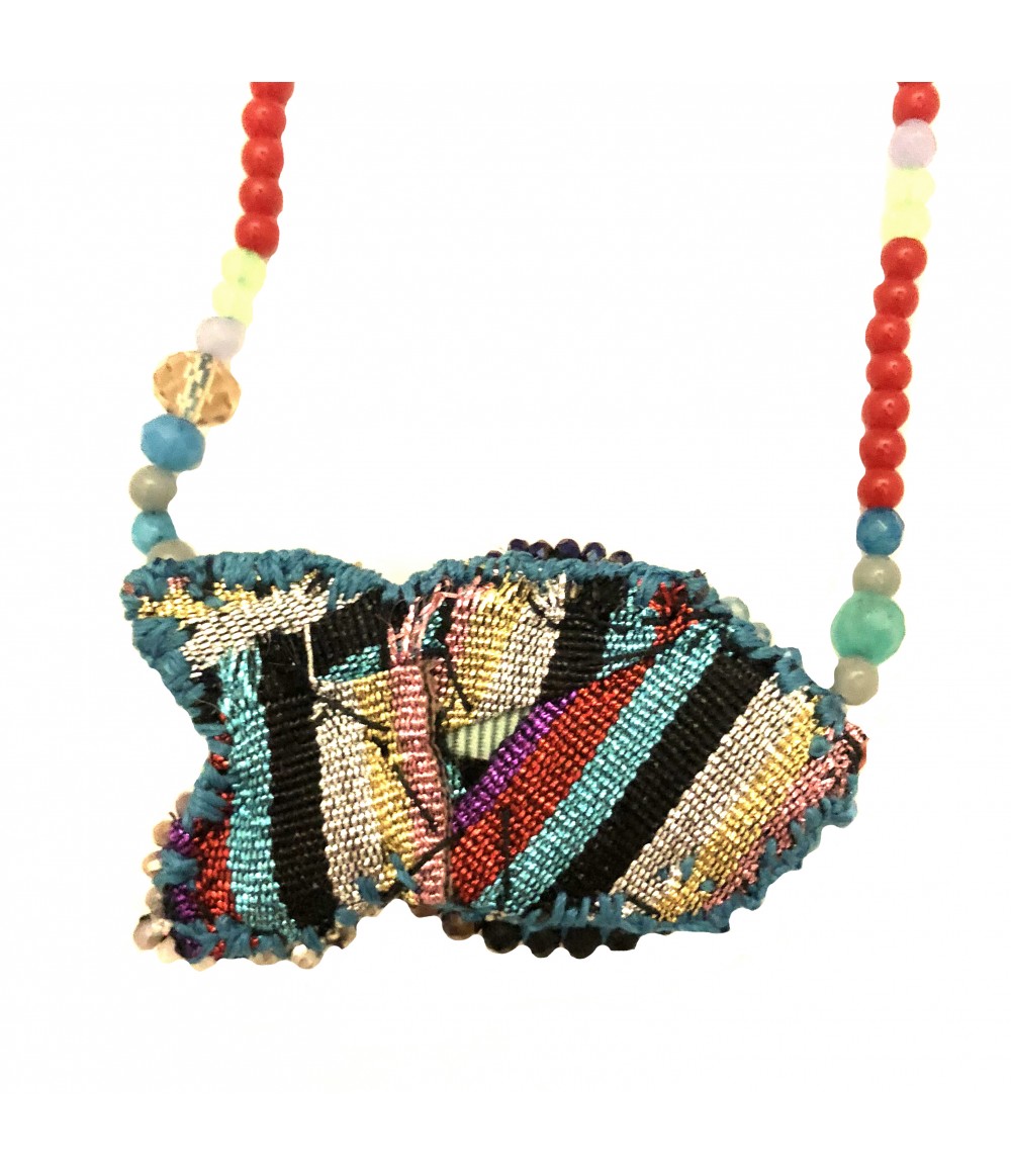 collana lunga CHIARA FINI "il pesce" con catena di cristalli rossi, verde salvia, turchese e ciondolo pesce ricamato a mano