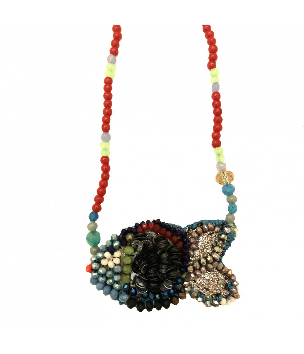 collana lunga CHIARA FINI "il pesce" con catena di cristalli rossi, verde salvia, turchese e ciondolo pesce ricamato a mano