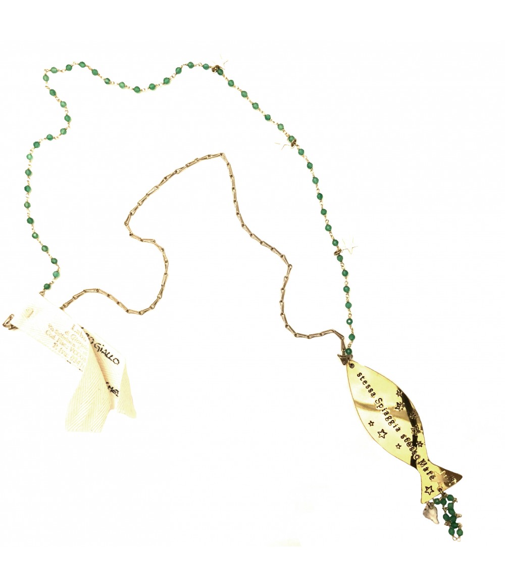 collana lunga LABODIGIO'in ottone lucido con onice verde, ed incisione a mano " stessa spiaggia stesso mare"