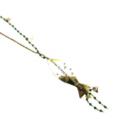 collana lunga LABODIGIO'in ottone lucido con onice verde, ed incisione a mano " stessa spiaggia stesso mare"