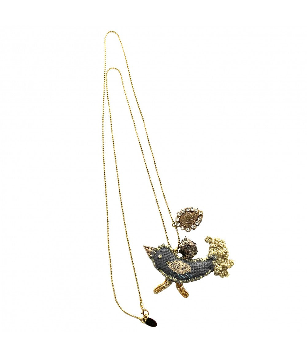 collana PUELLA in metallo dorato con ciondolo uccellino ricamato a mano e ciondoli in cristalli e paillettes