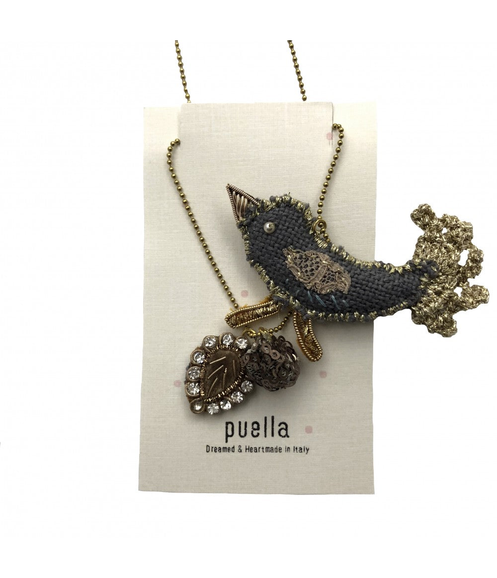 collana PUELLA in metallo dorato con ciondolo uccellino ricamato a mano e ciondoli in cristalli e paillettes