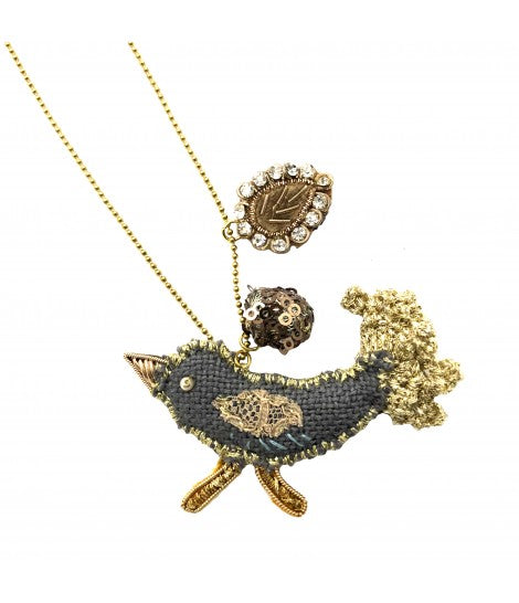 collana PUELLA in metallo dorato con ciondolo uccellino ricamato a mano e ciondoli in cristalli e paillettes
