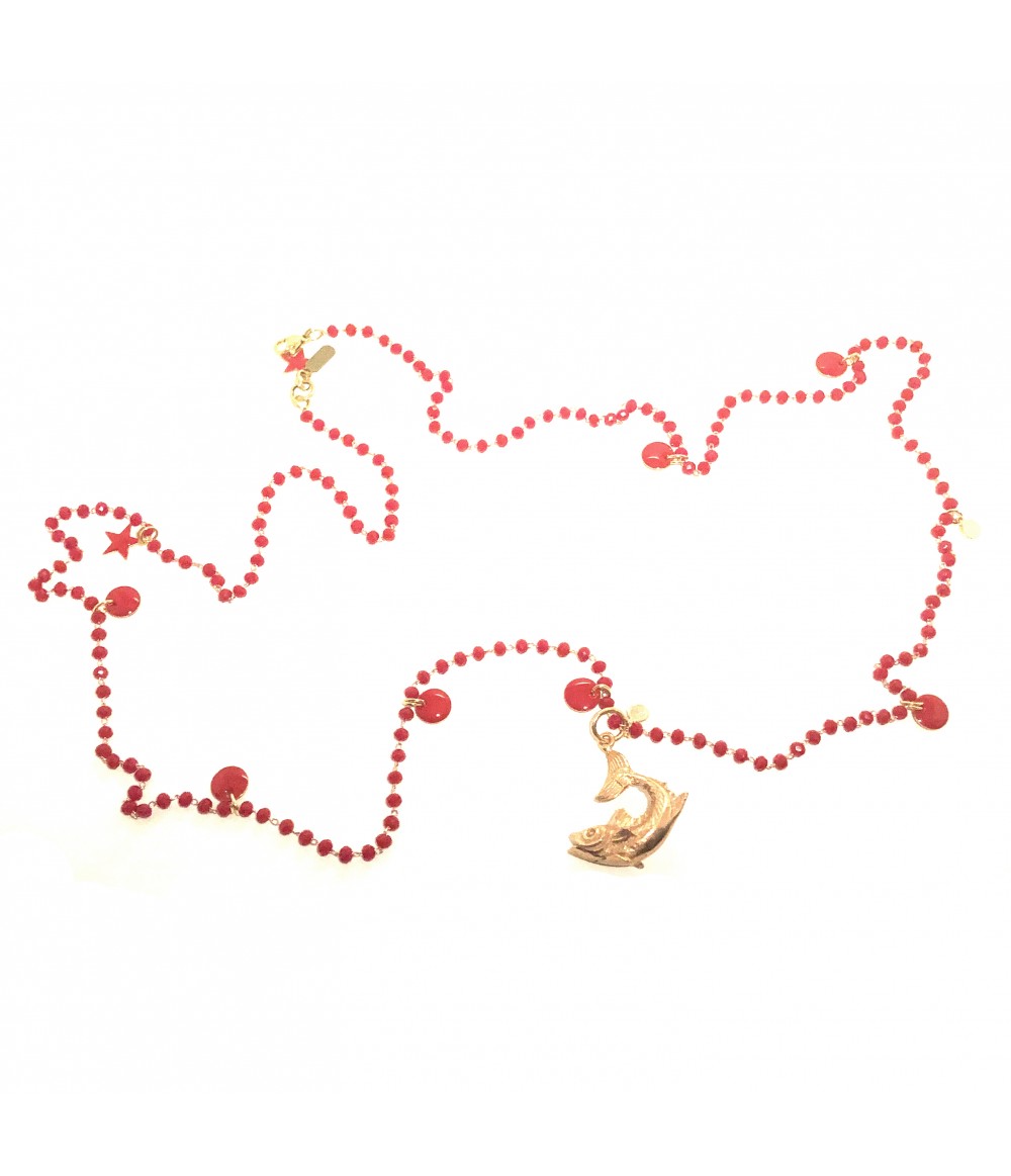 collana lunga SABRINA CANZONIERE con cristalli rossi e ciondolo pesce in ottone, pastiglie in smalto e stelline in ottone smaltato