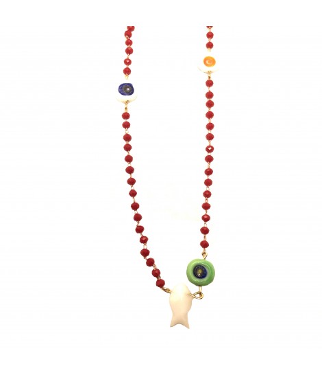collana lunga SABRINA CANZONIERE con cristalli rossi, murrine piatte in vetro multicolore e pesciolino in vetro