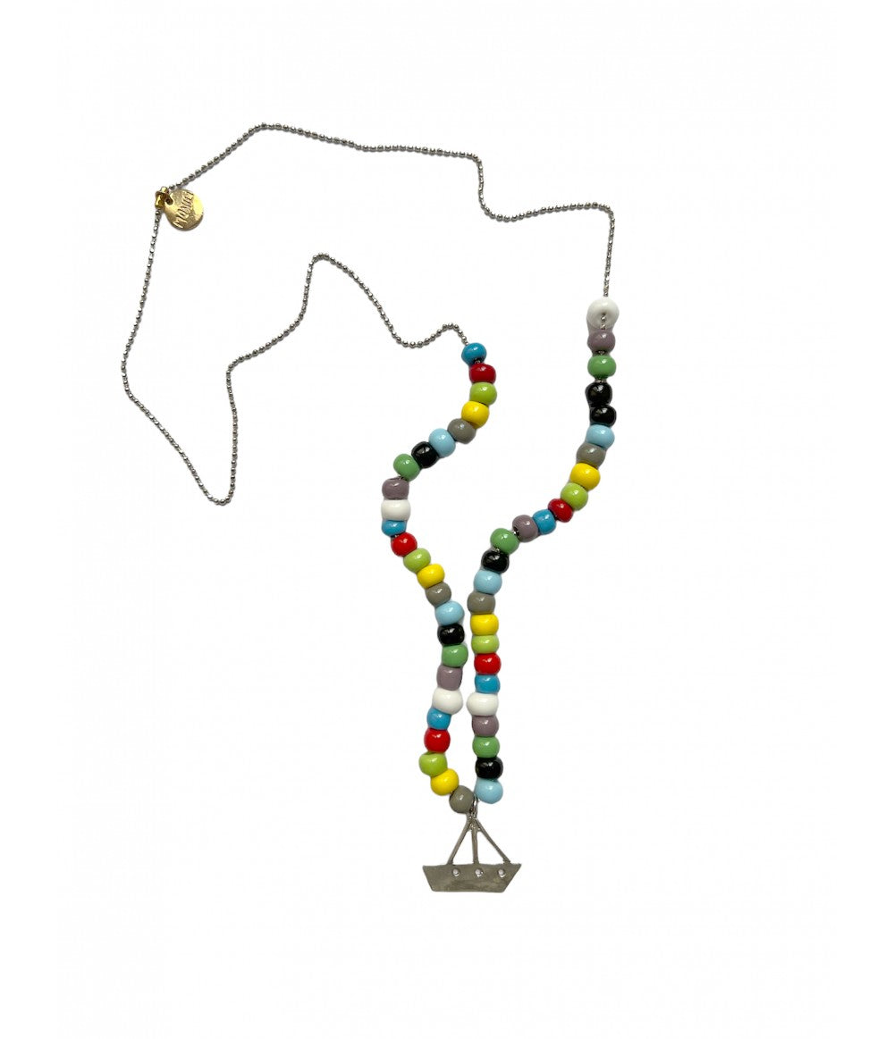collana MAIDA MONILI con ciondolo barchetta in argento lucido, perline multicolori