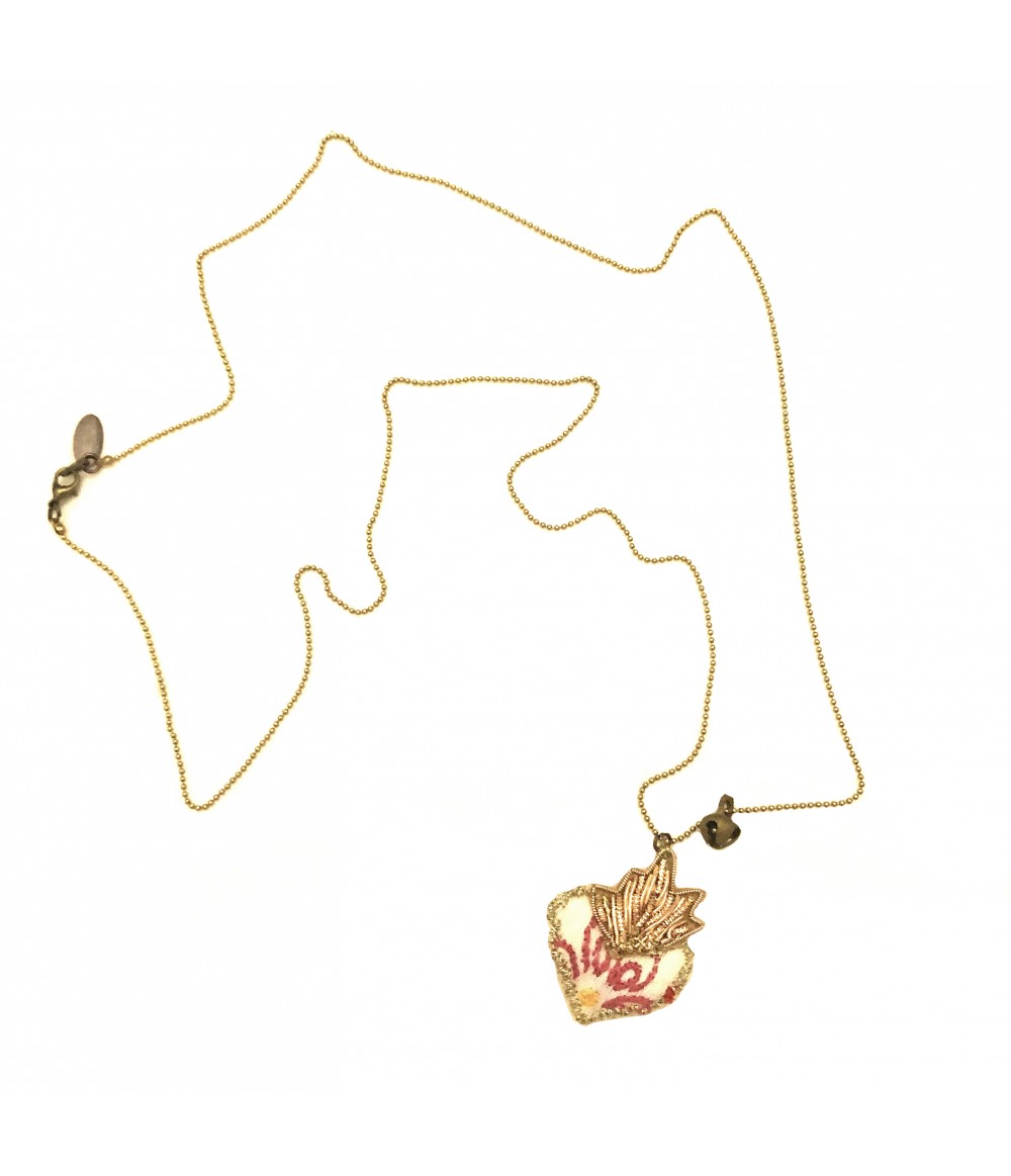 collana PUELLA "cuore sacro" con ciondolo-cuore panna , ricamo rosa scuro e campanellino