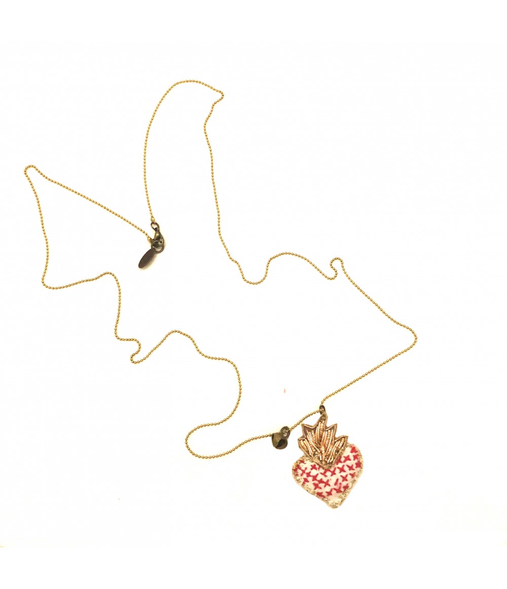 collana PUELLA "cuore sacro" con ciondolo-cuore panna, oro e ricamo rosso e campanellino