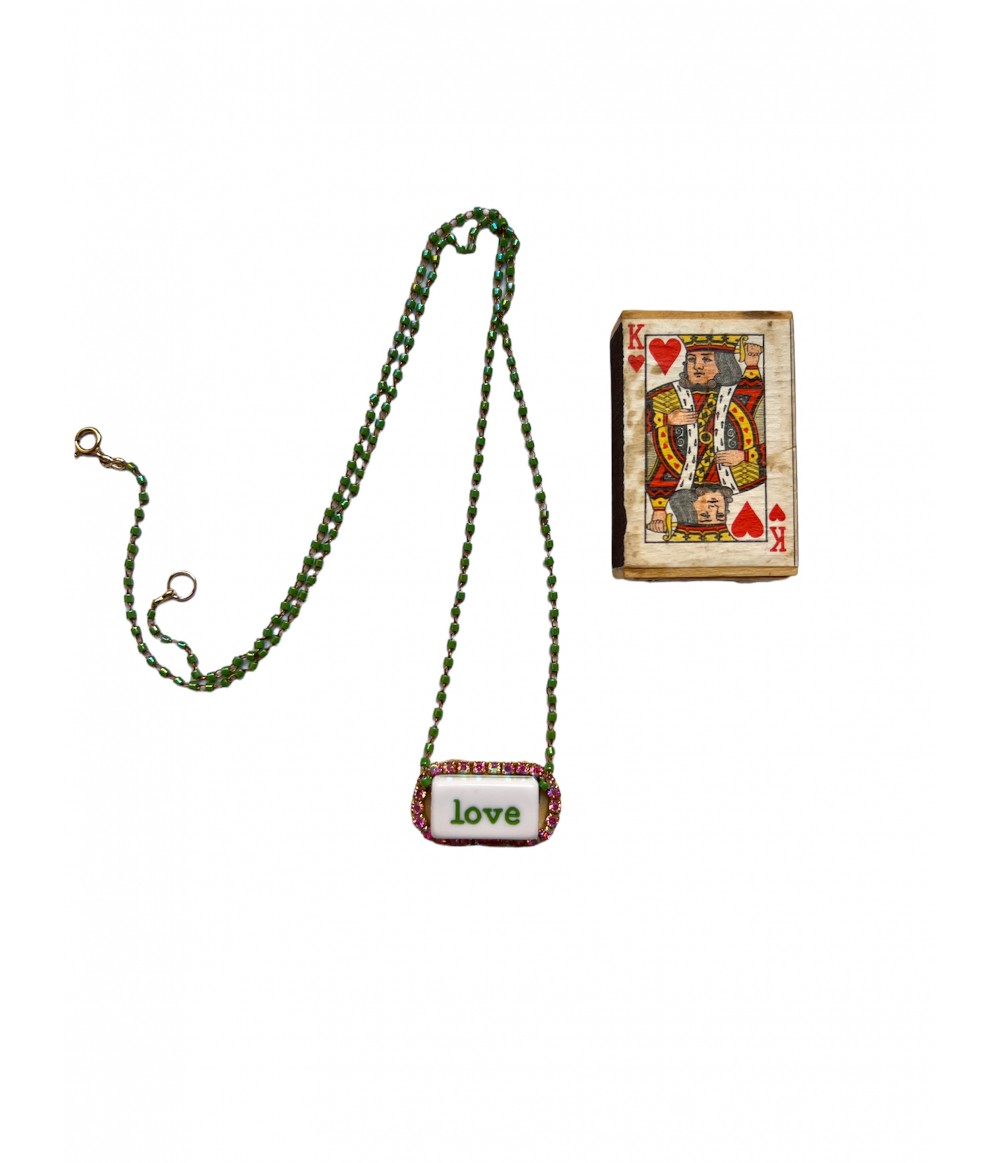 collana TEZEE con piastrina incisa " love" e strass rosa con catenina di micro cristalli verdi