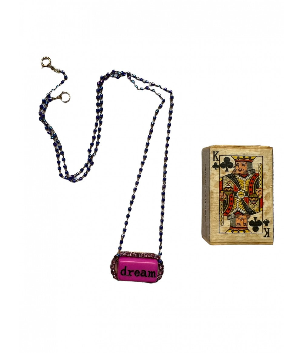 collana TEZEE con piastrina incisa "dream" e strass rosa con catenina di micro cristalli blu