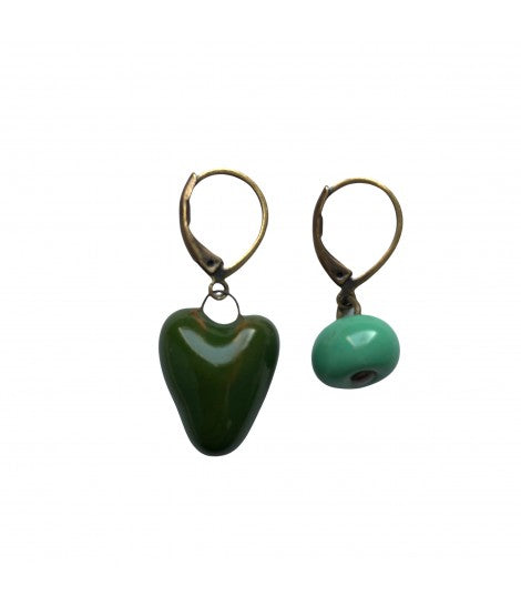 orecchini TOLEMAIDE in ottone brunito con cuore basilico e pallina menta modellati a mano in ceramica