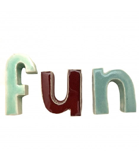 scritta in ceramica MV%CERAMICS DESIGN "fun" colore verde chiaro e rosso