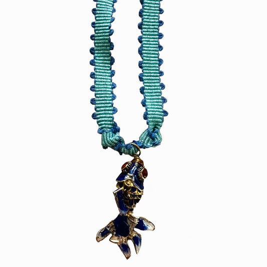VINTAGE! collana a nastro in gros-grain vintage verde mare con ciondolo-pesce cloisonne' in smalto bluette
